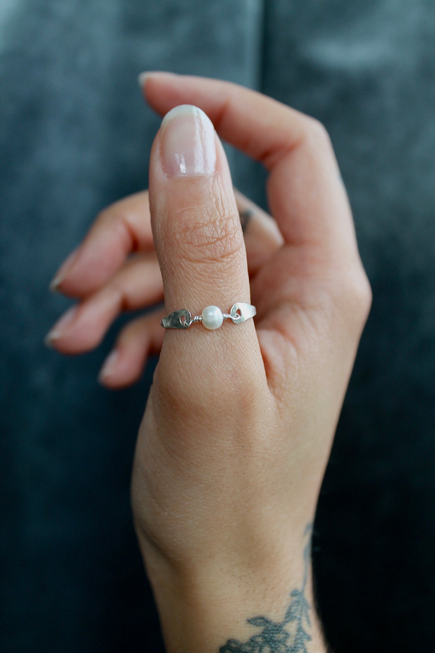 CENTER PEARL HAMMERED RING - STERLING SILVER