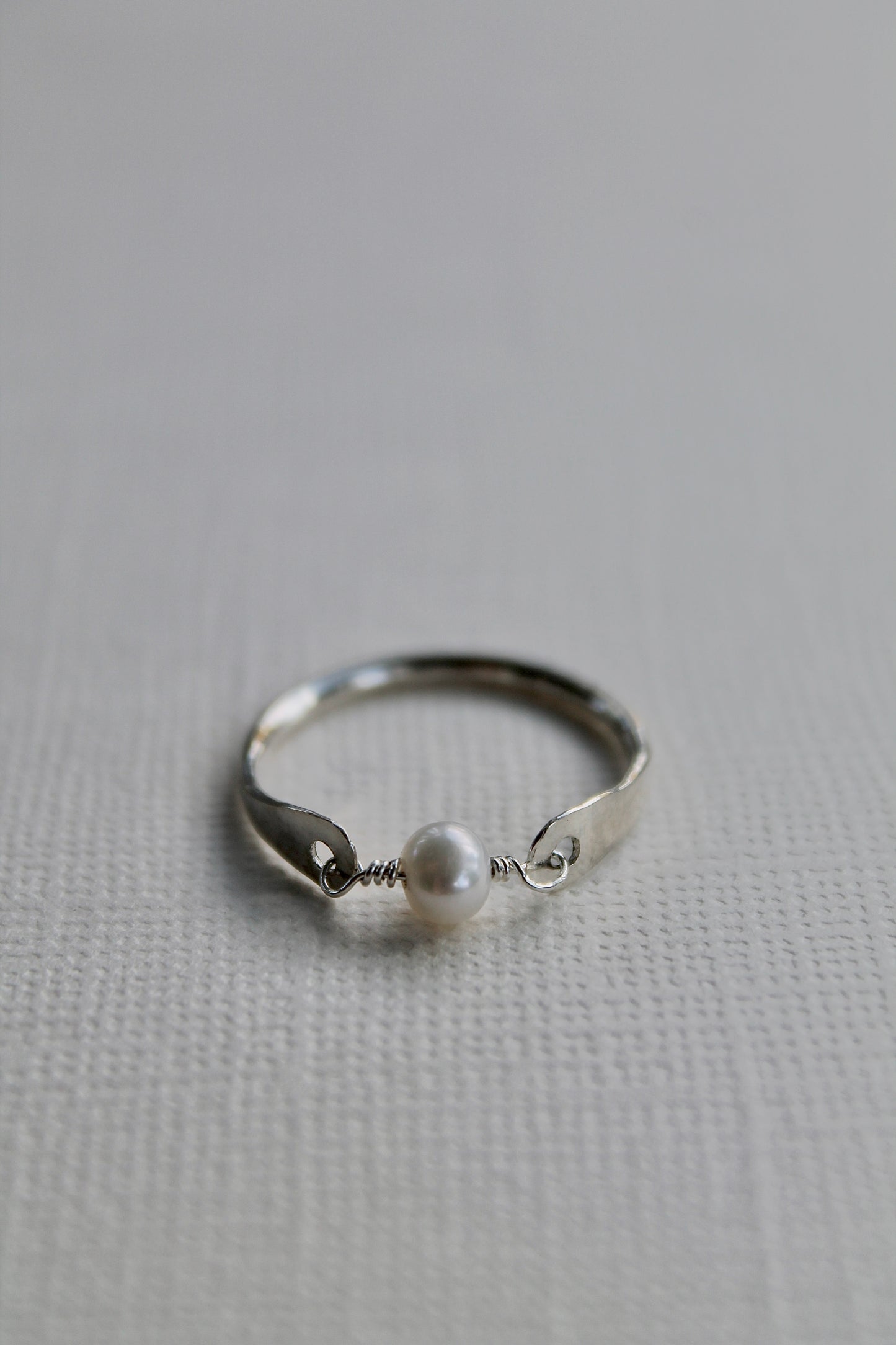 CENTER PEARL HAMMERED RING - STERLING SILVER