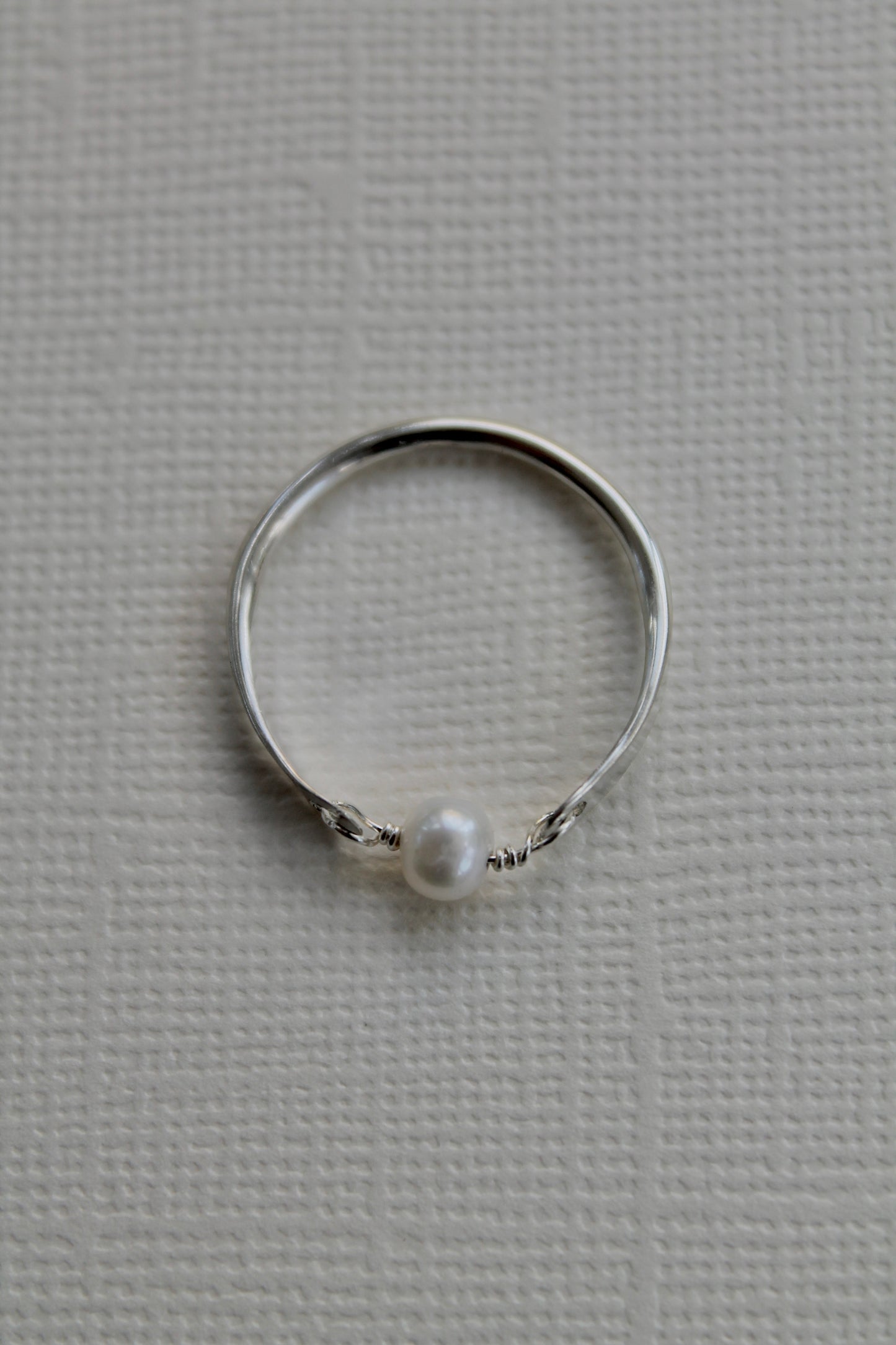CENTER PEARL HAMMERED RING - STERLING SILVER