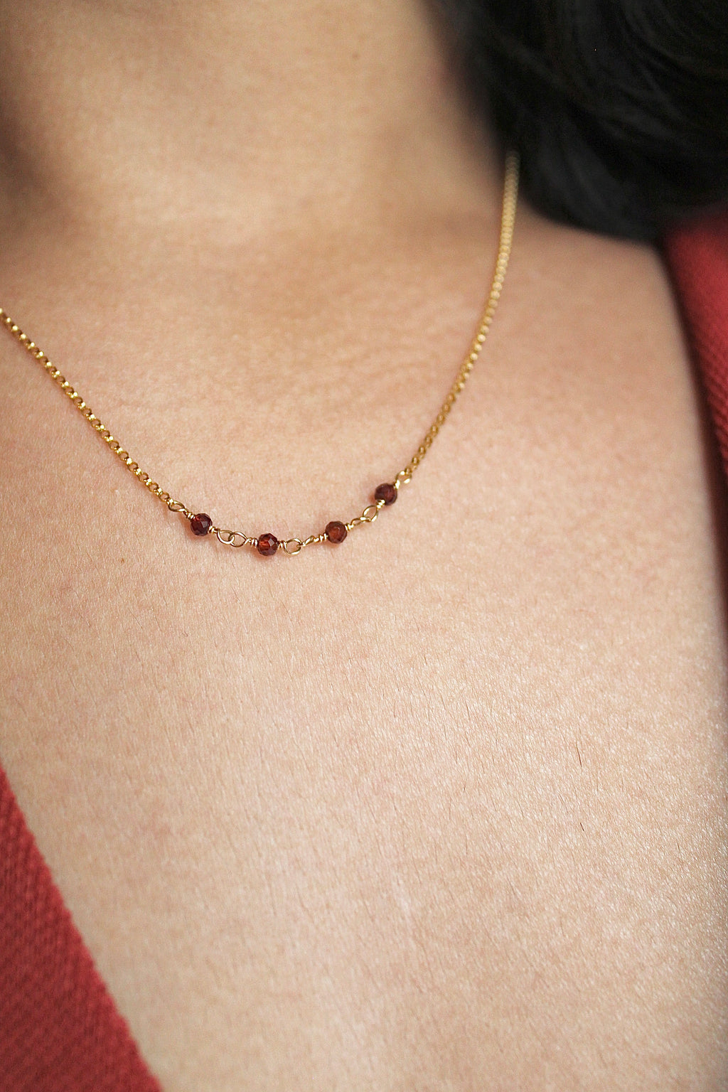 Collar con barra de piedra natal - Granate (enero) - Manifestación