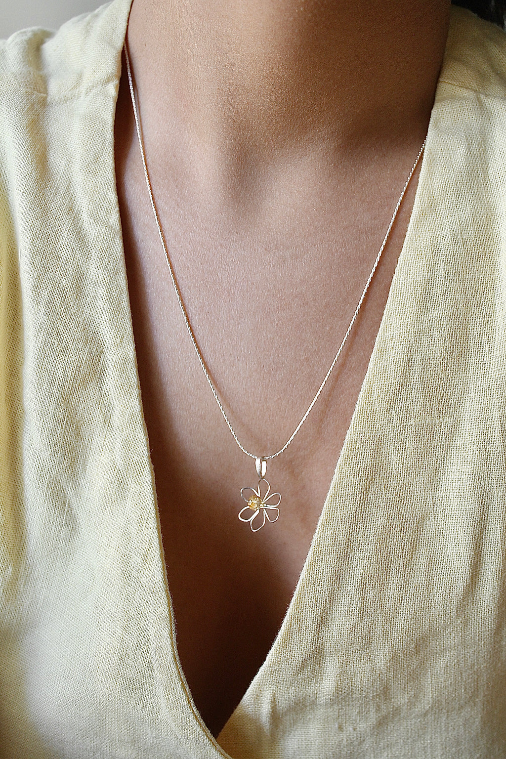 Collar con colgante de narciso y citrino