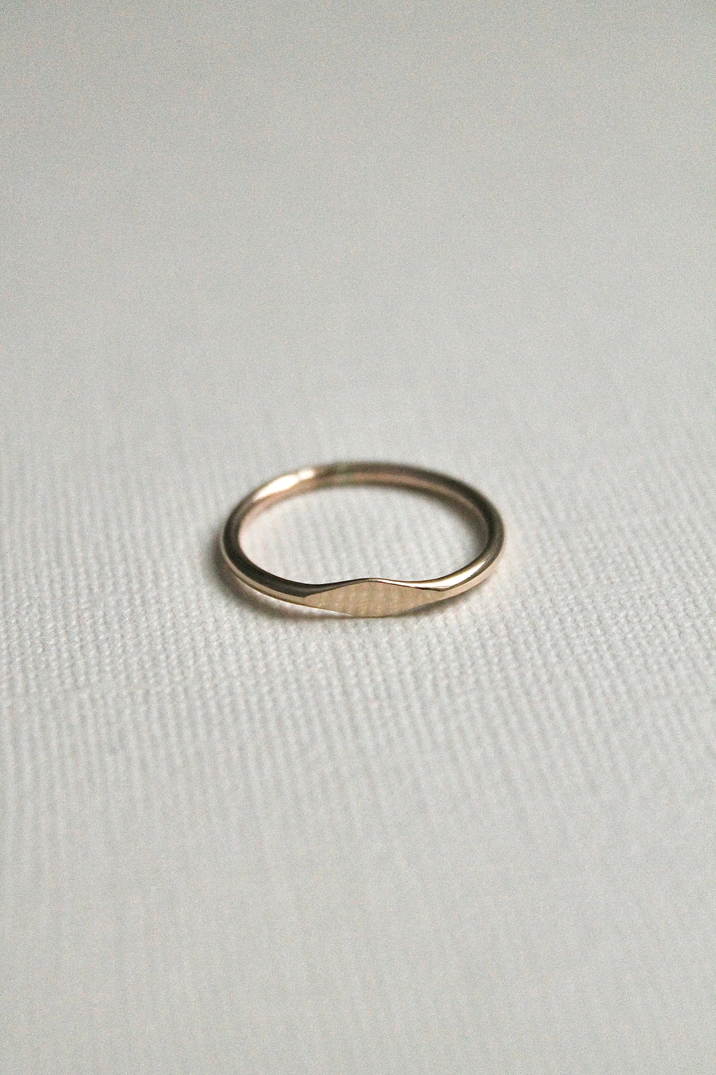 HAMMERED MINI SIGNET RING - 14K GOLD FILLED