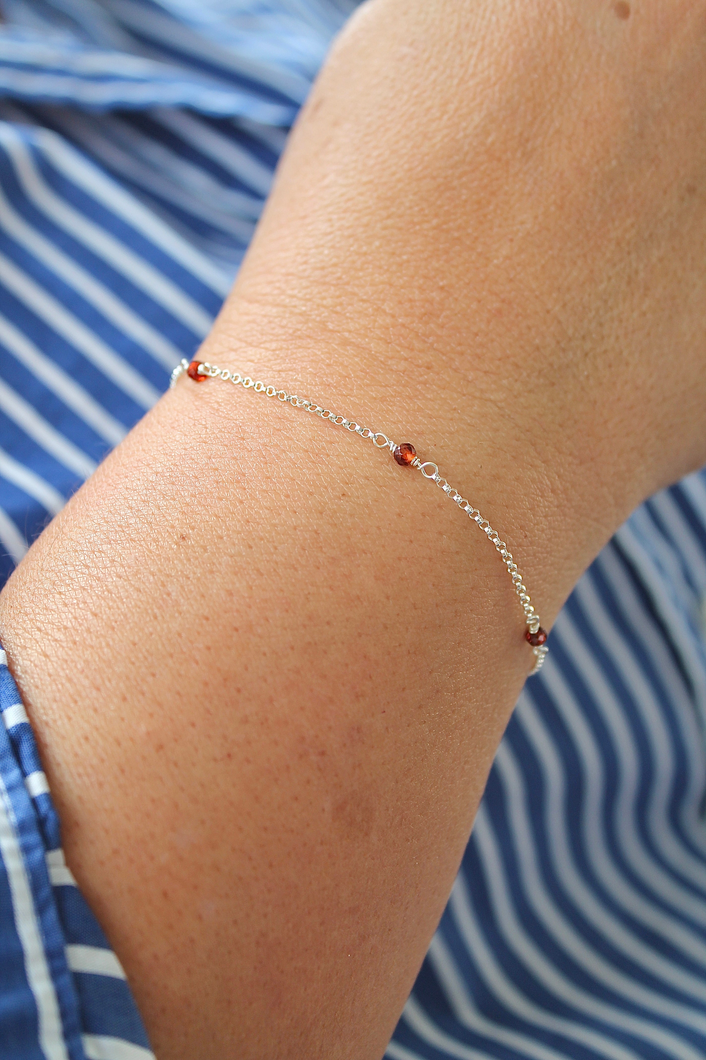 Pulsera con múltiples piedras de nacimiento: Granate (enero) - Manifestación