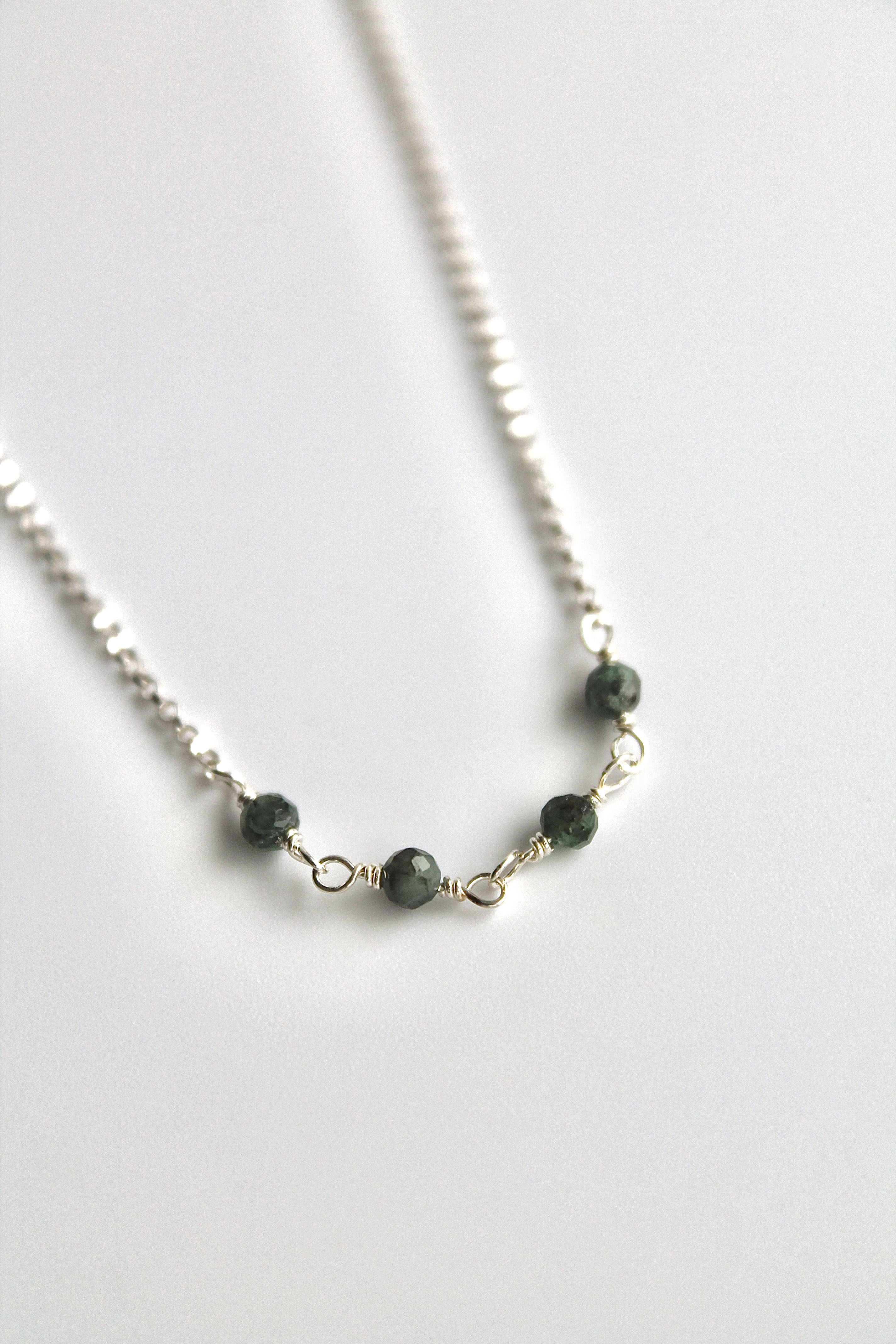 Collar con barra de piedra natal - Esmeralda (mayo) - Rejuvenecimiento