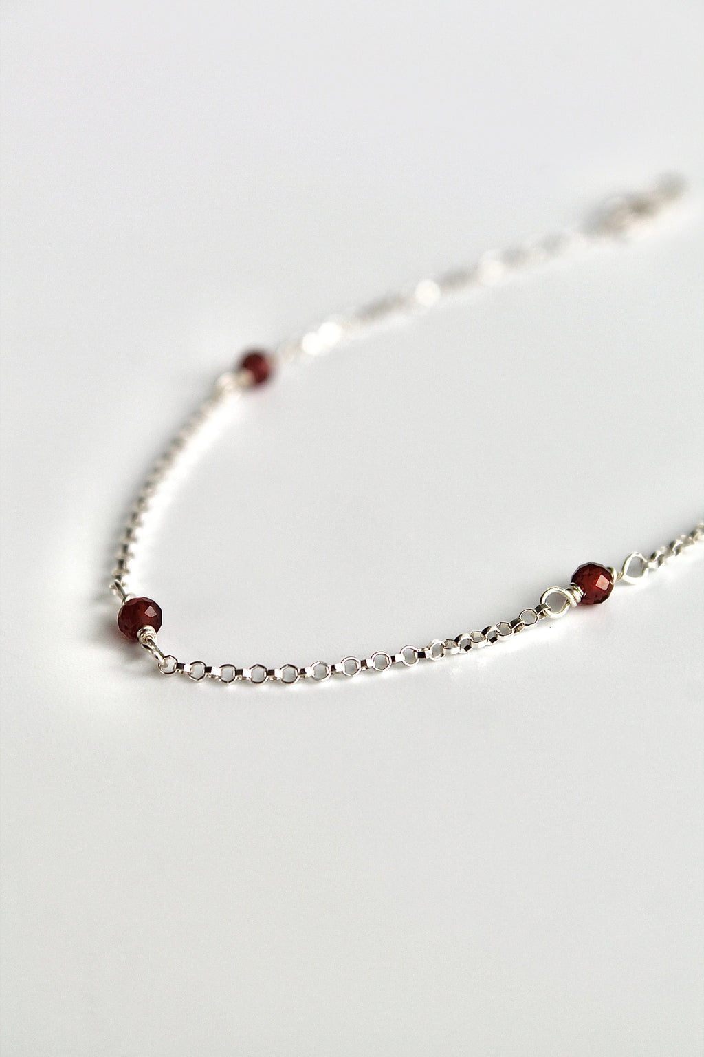 Pulsera con múltiples piedras de nacimiento: Granate (enero) - Manifestación