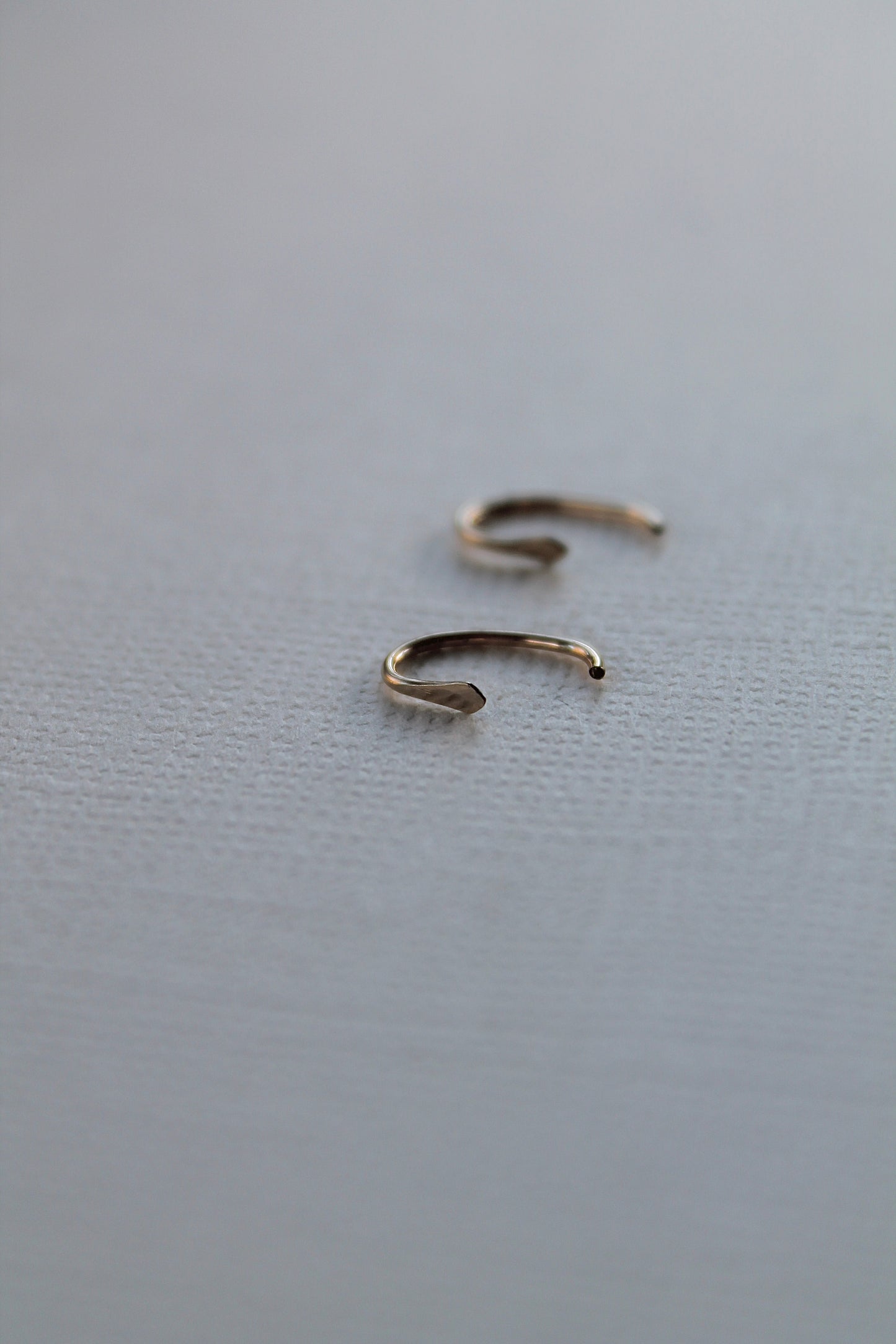 HAMMERED DIAMOND CLAW STUDS - 14K GOLD FILLED