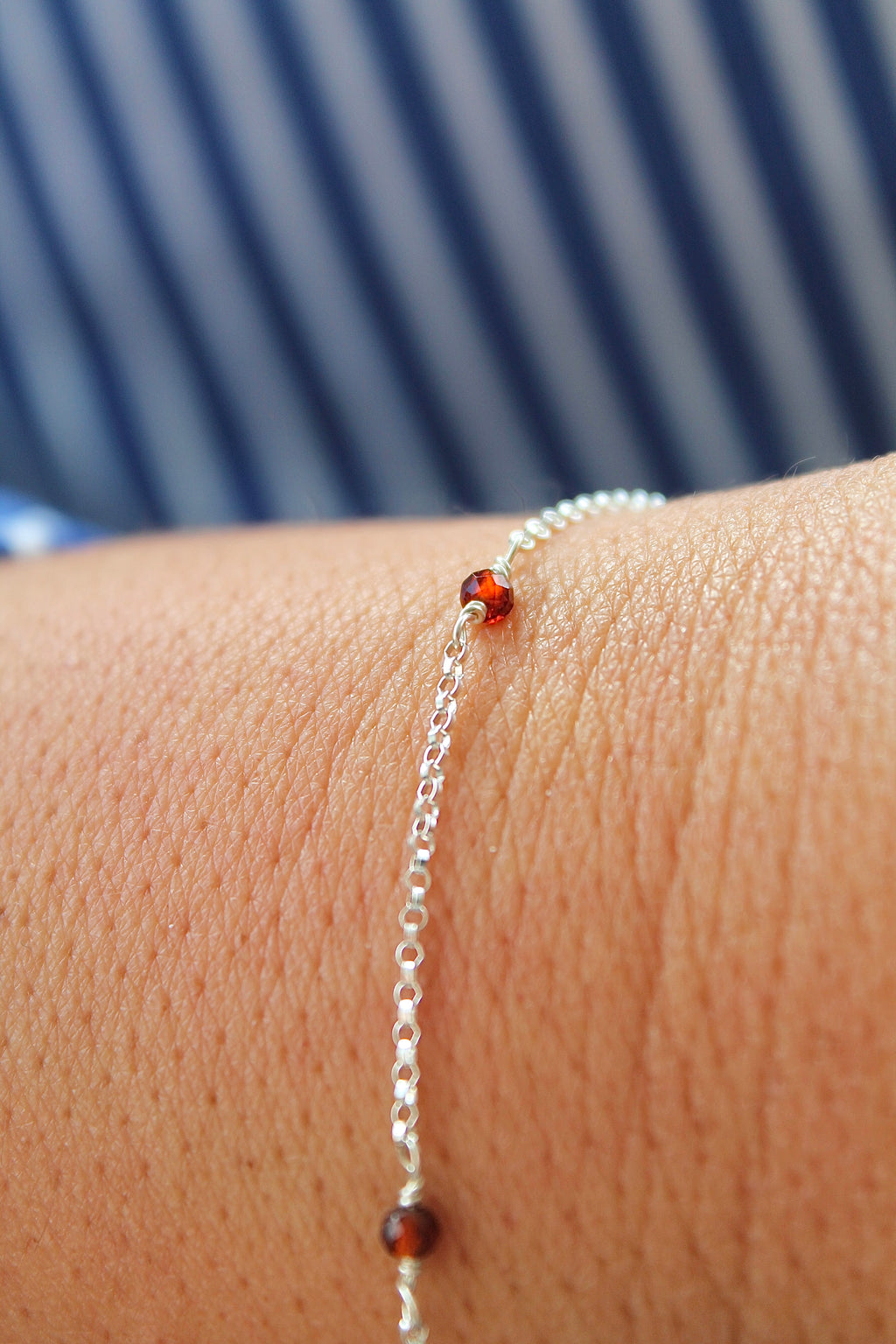 Pulsera con múltiples piedras de nacimiento: Granate (enero) - Manifestación