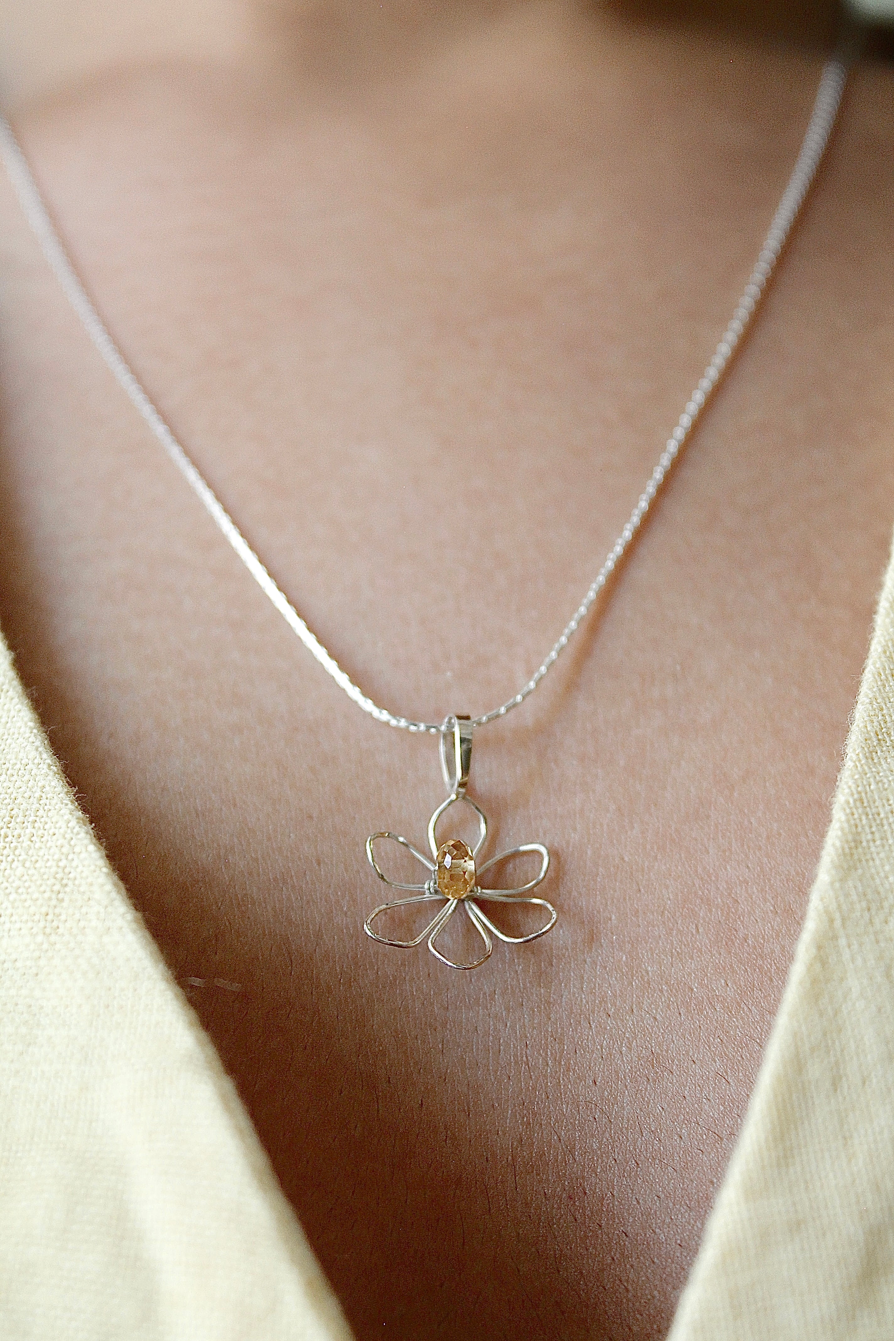 Collar con colgante de narciso y citrino