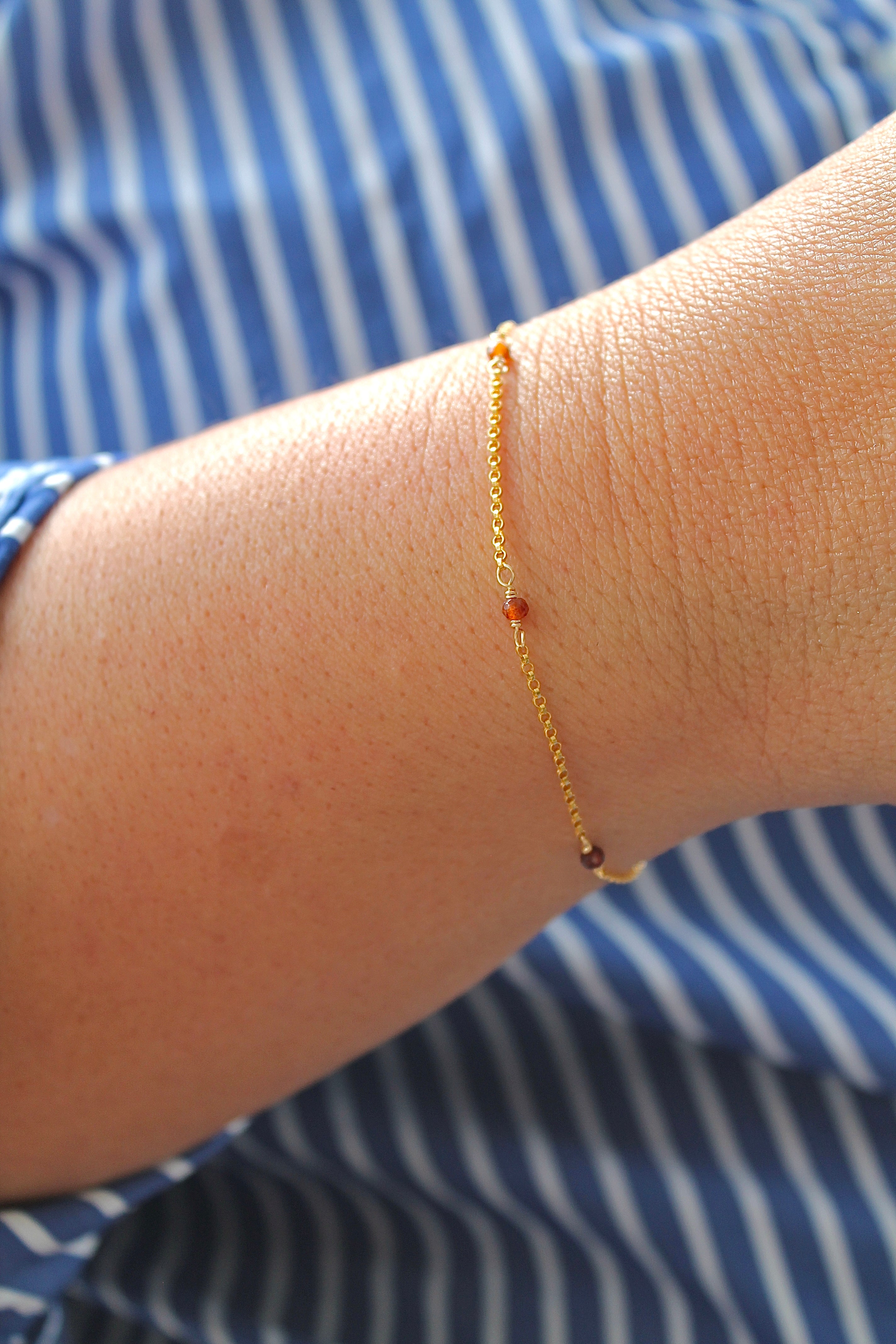 Pulsera con múltiples piedras de nacimiento: Granate (enero) - Manifestación