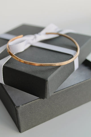 Brazalete abierto martillado