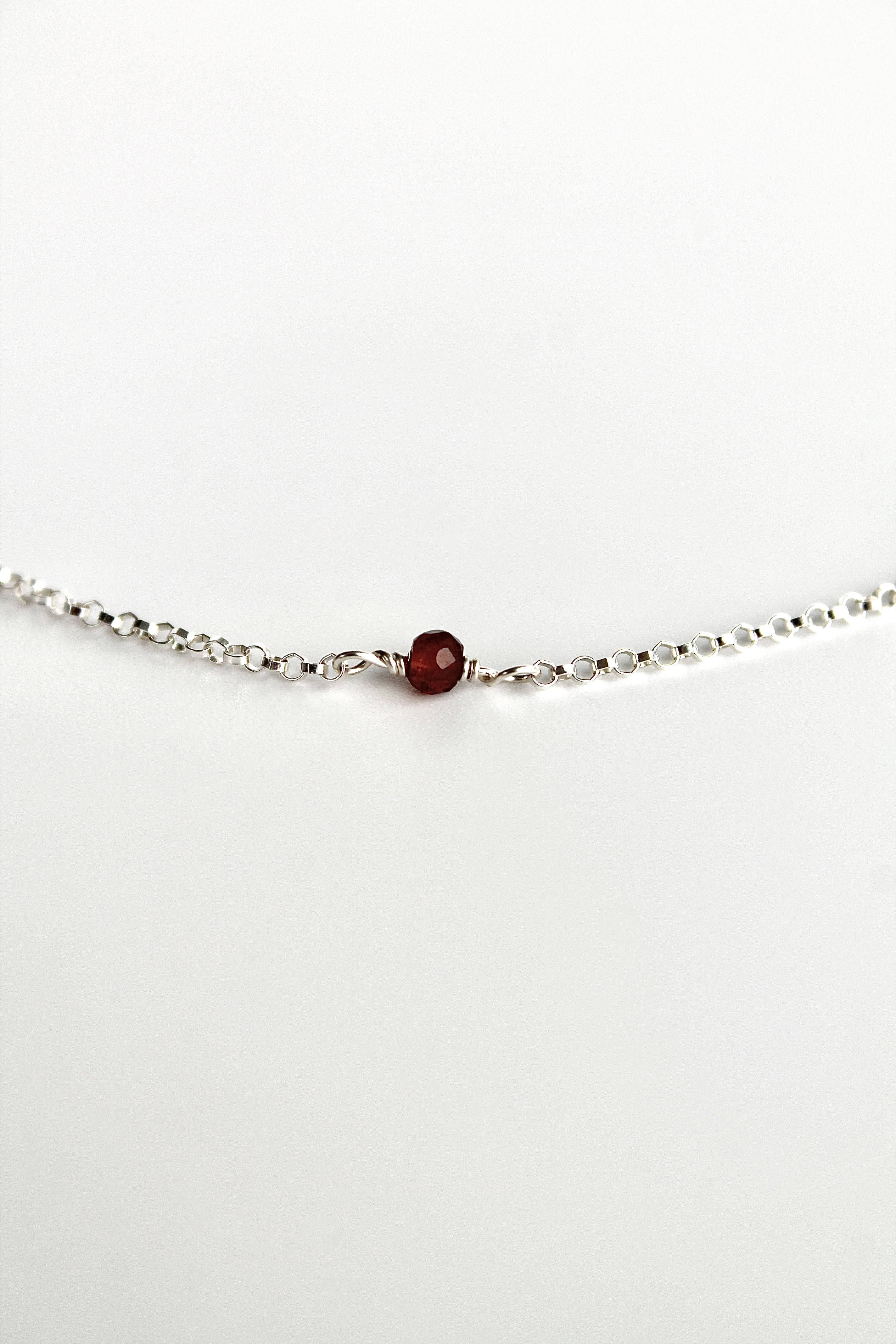 Pulsera con múltiples piedras de nacimiento: Granate (enero) - Manifestación