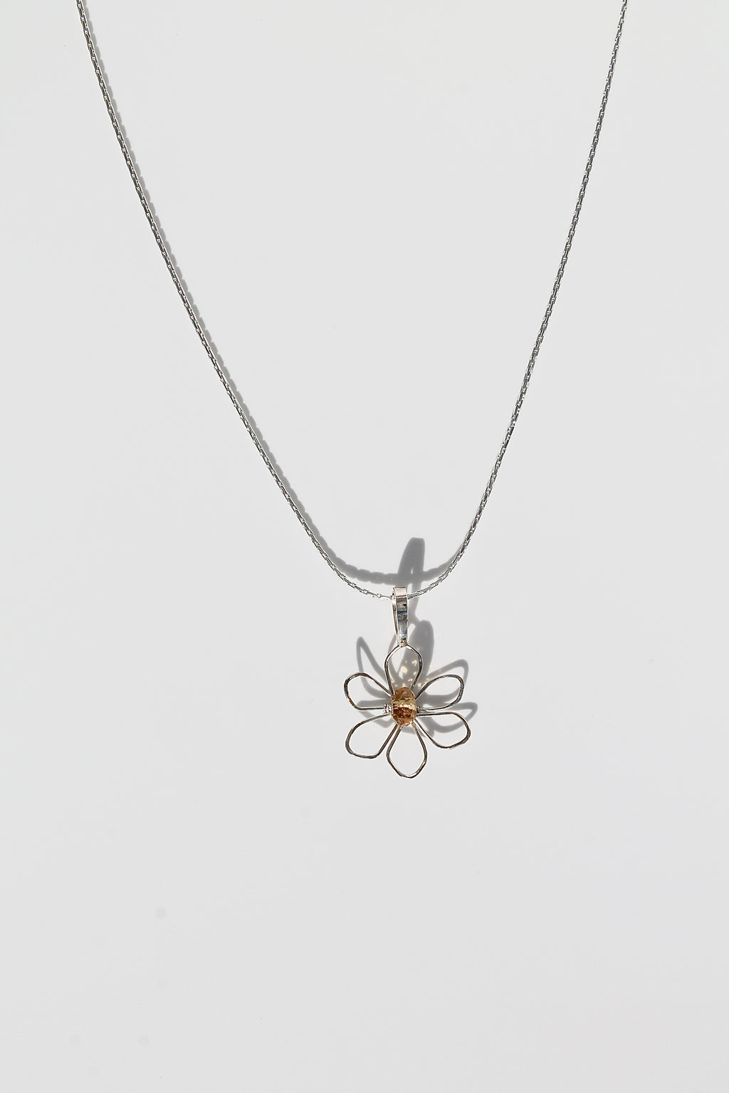 Collar con colgante de narciso y citrino