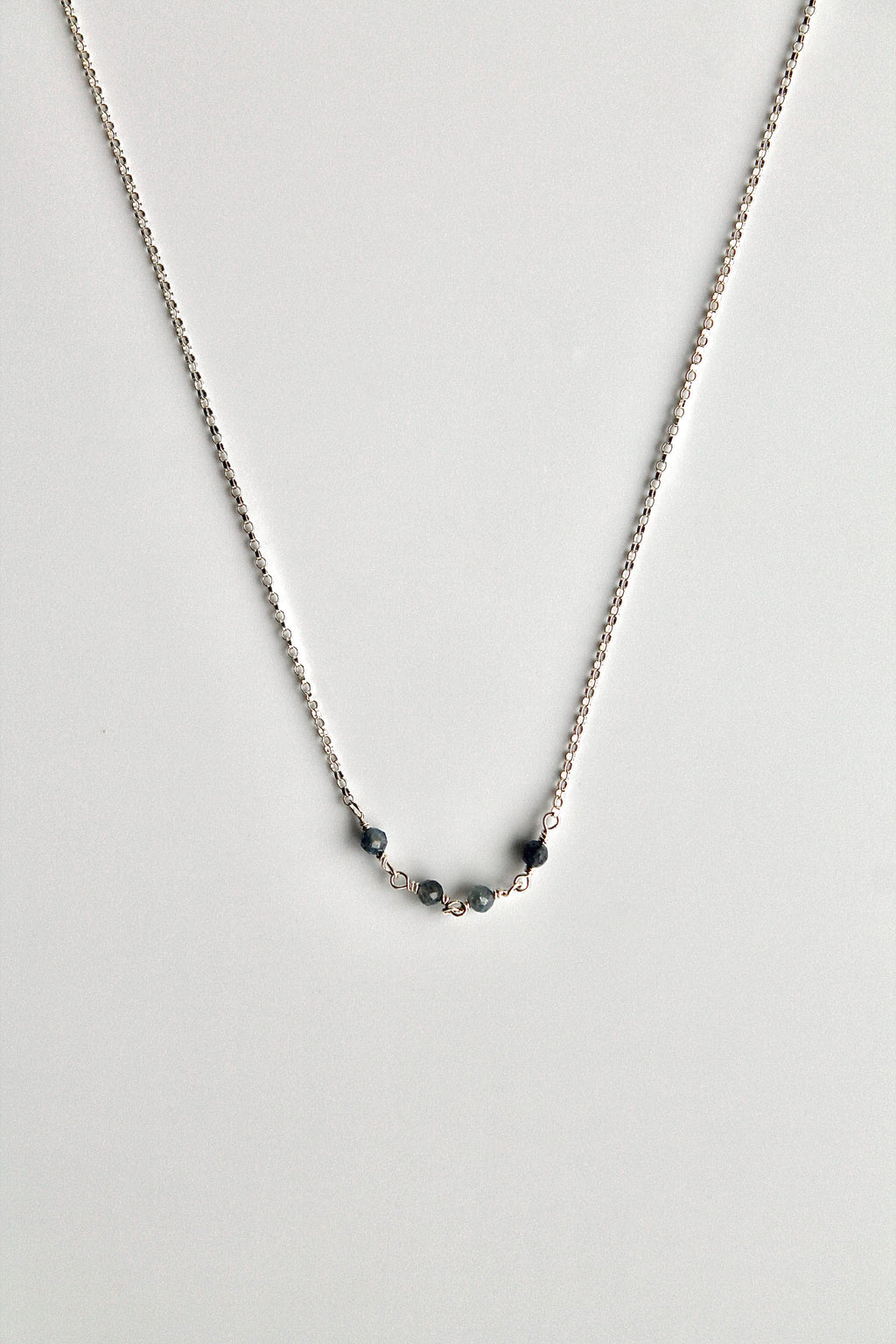 Collar con barra de piedra natal: Zafiro (septiembre) - Wisdom