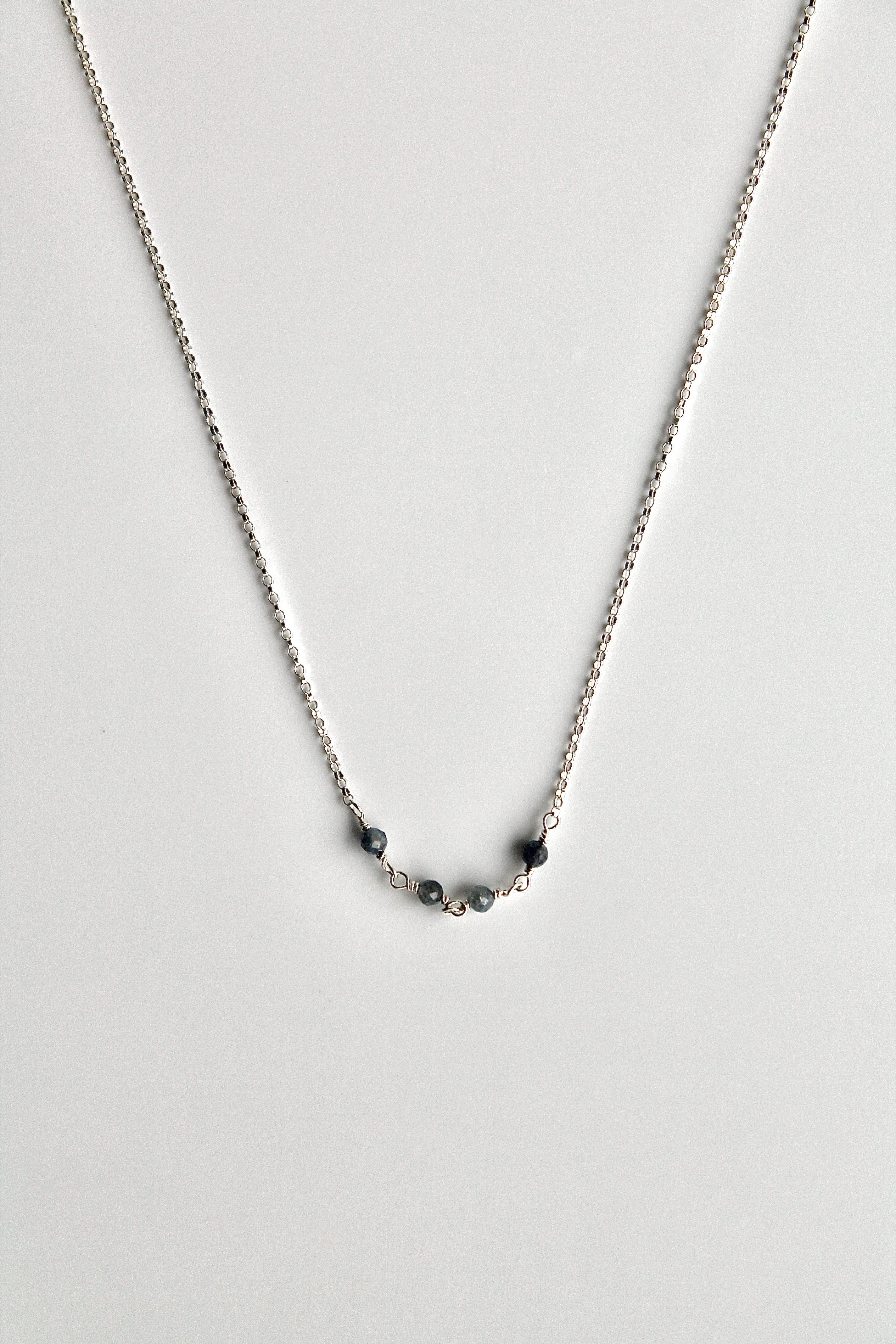 Collar con barra de piedra natal: Zafiro (septiembre) - Wisdom