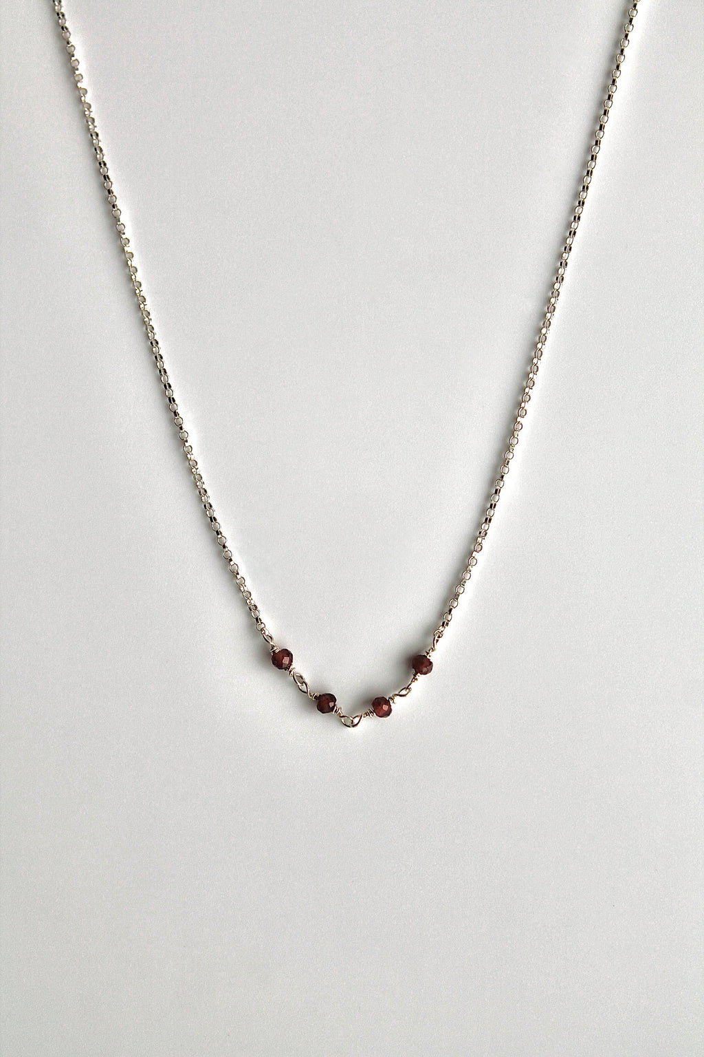 Collar con barra de piedra natal - Granate (enero) - Manifestación