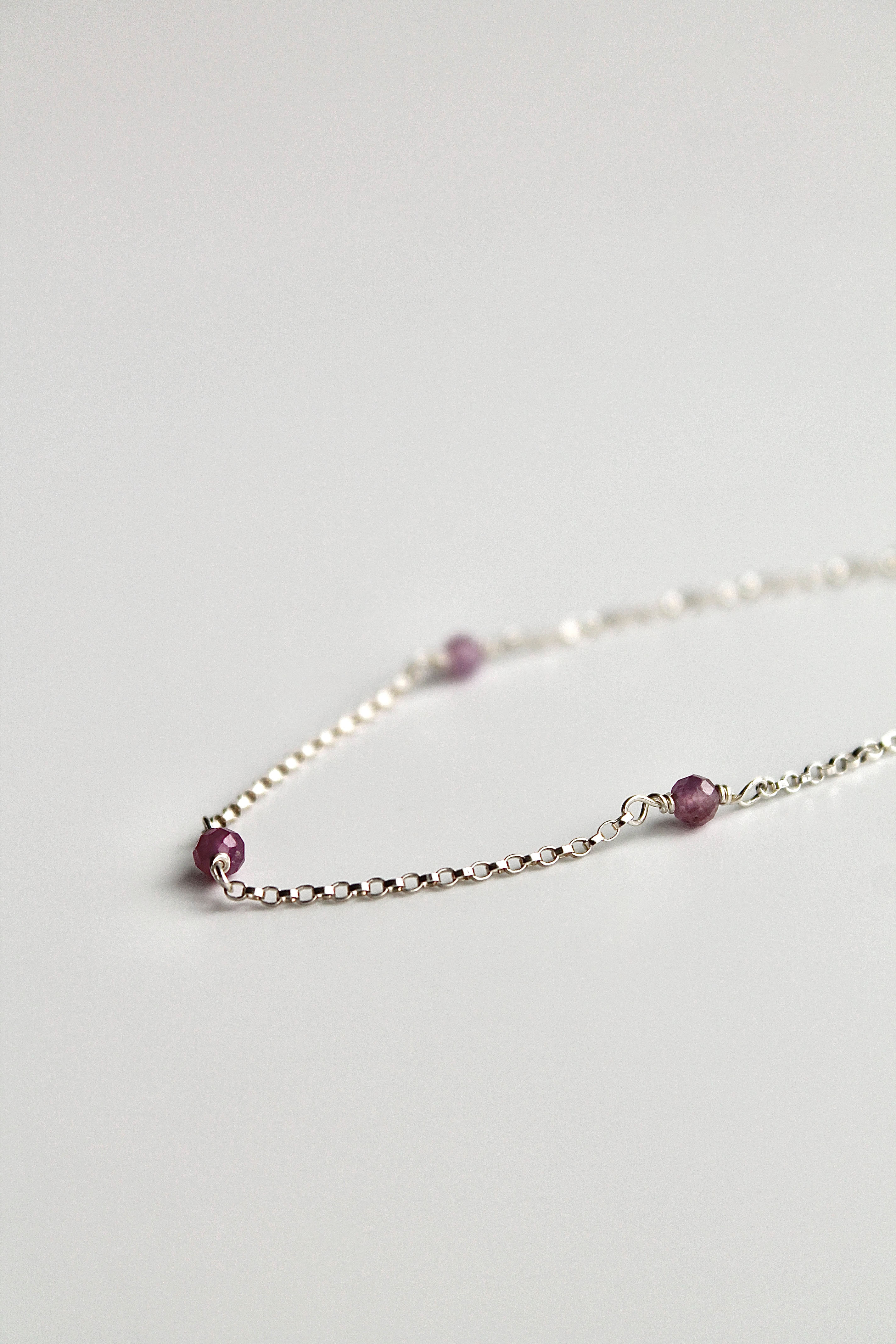 Pulsera con múltiples piedras de nacimiento: Rubí (julio) - Pasión