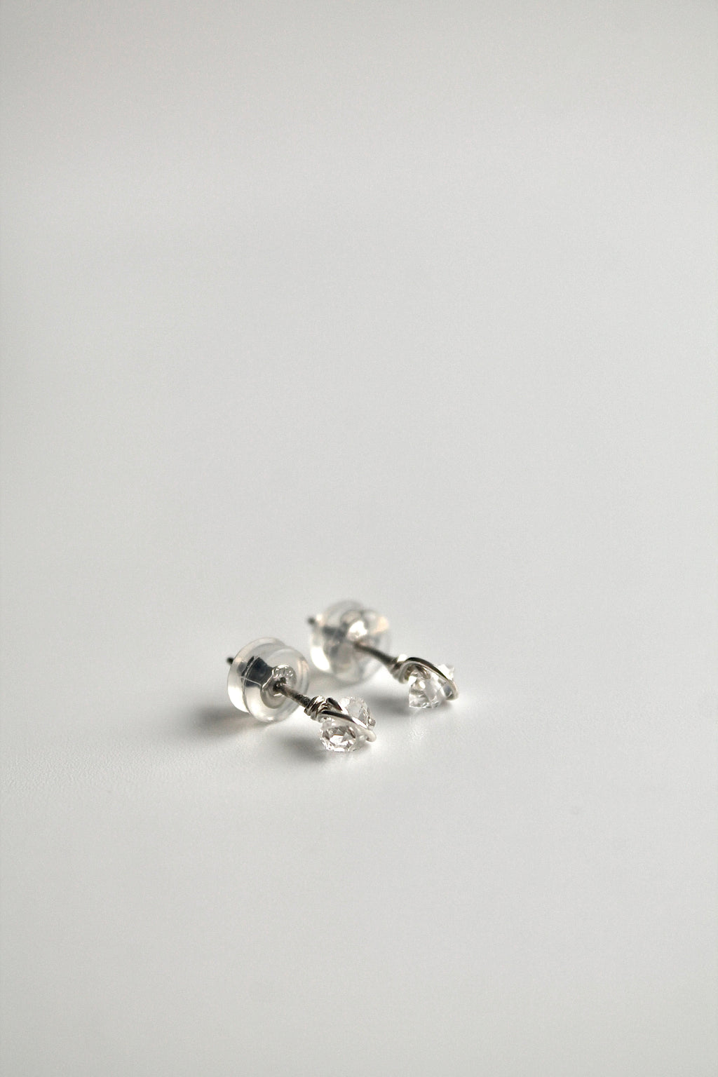 Pendientes con piedra de nacimiento - Diamante Herkimer (abril) - Conexión Divina