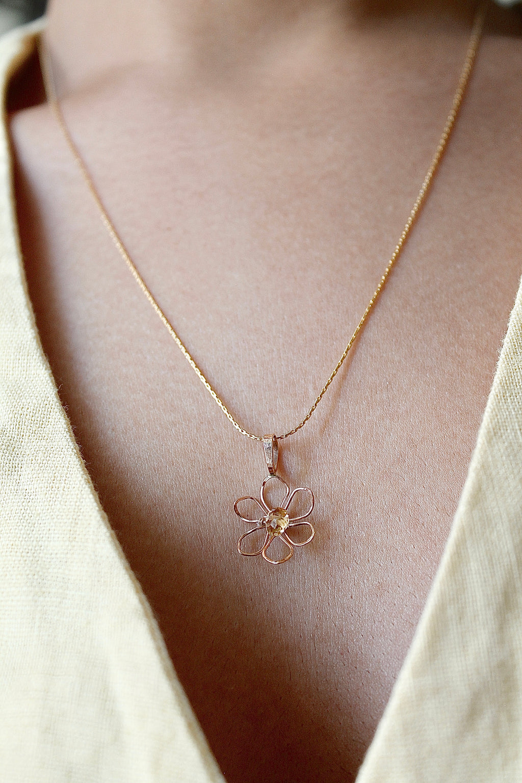 Collar con colgante de narciso y citrino