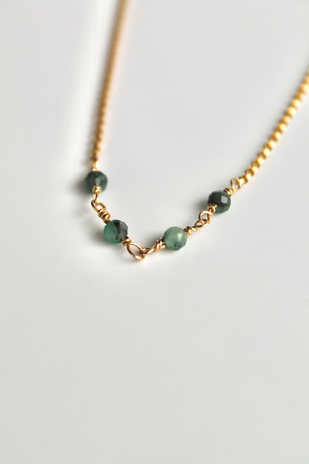 Collar con barra de piedra natal - Esmeralda (mayo) - Rejuvenecimiento