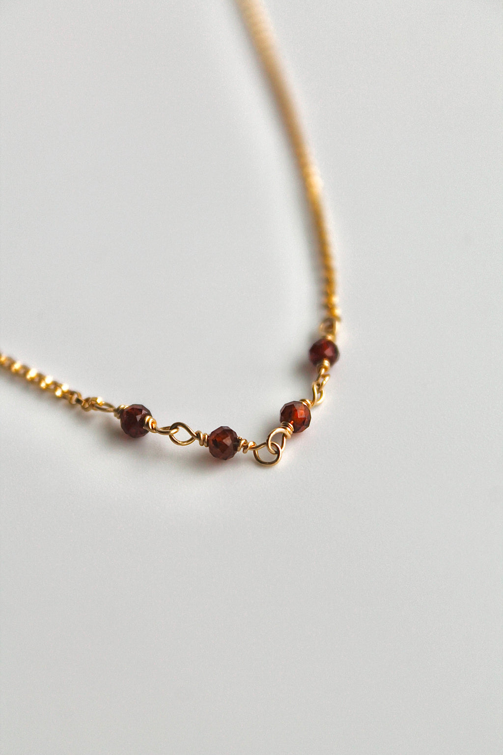Collar con barra de piedra natal - Granate (enero) - Manifestación