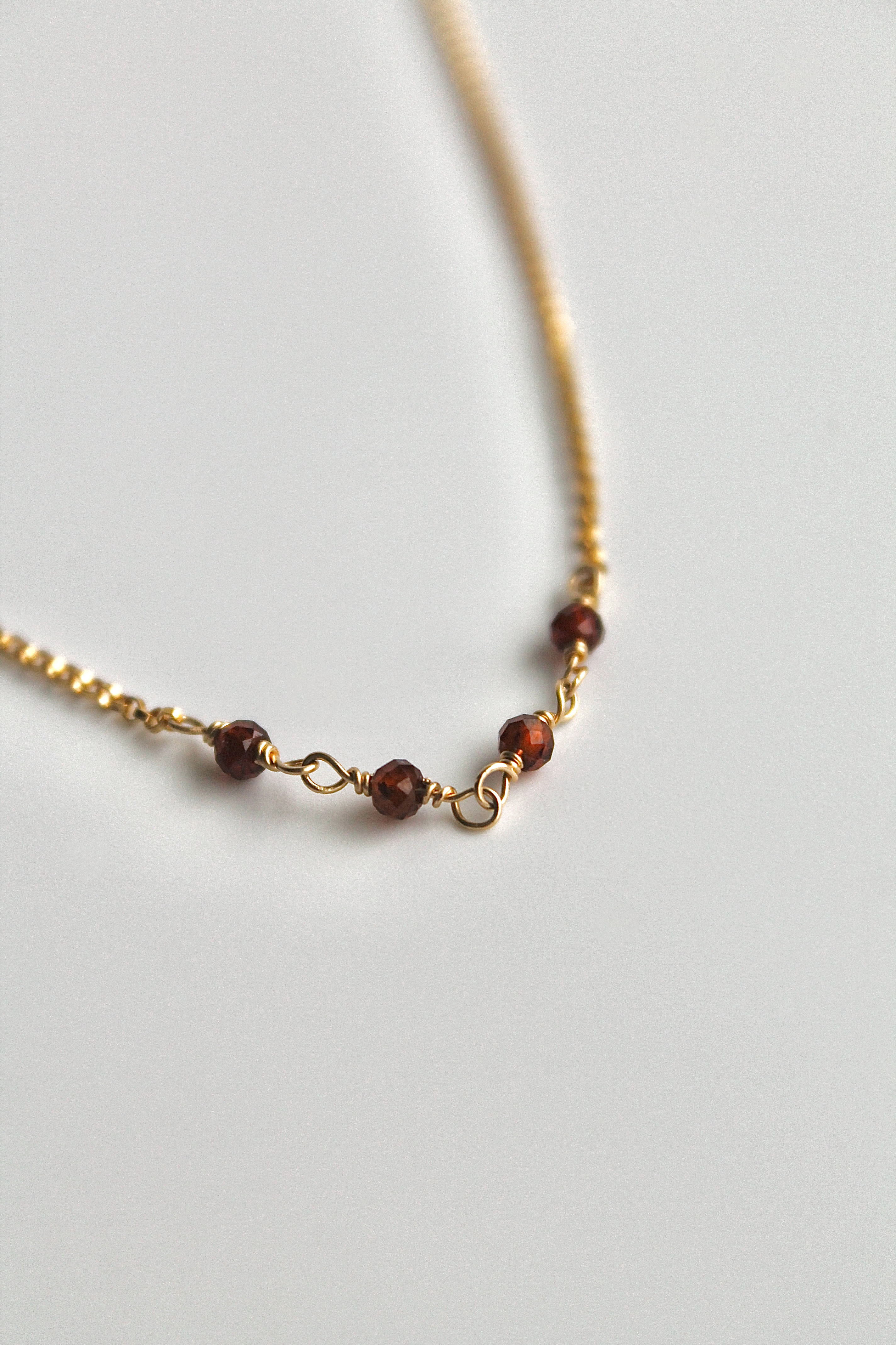 Collar con barra de piedra natal - Granate (enero) - Manifestación