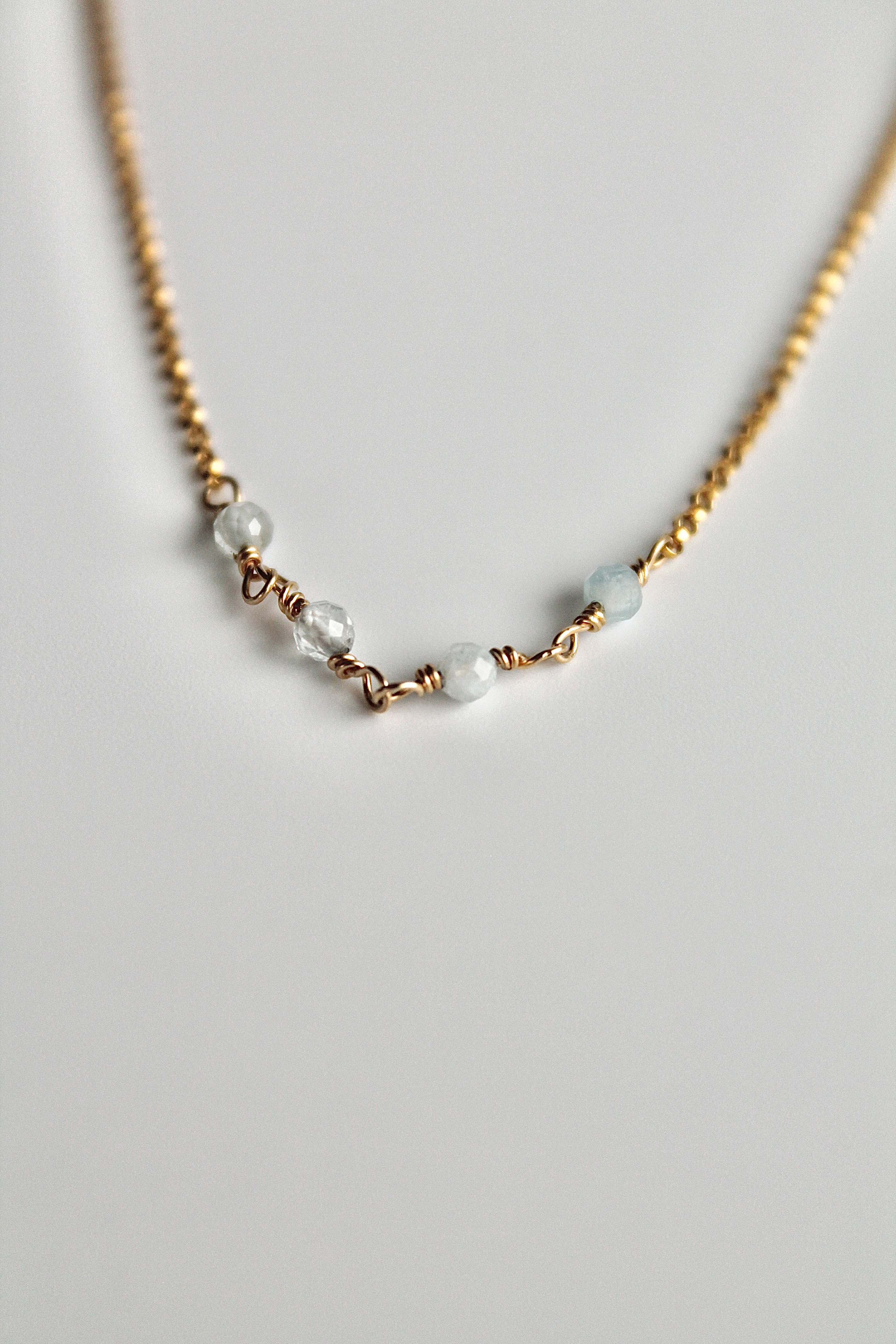 Collar con barra de piedra natal - Aguamarina (marzo) - Profundidad emocional
