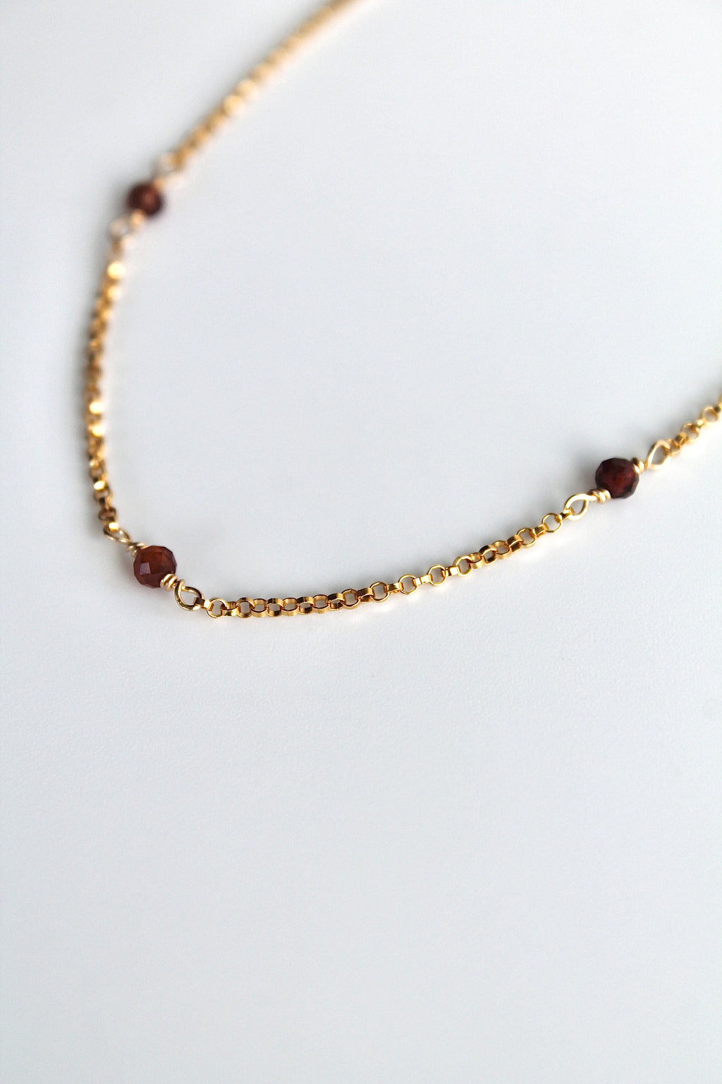 Pulsera con múltiples piedras de nacimiento: Granate (enero) - Manifestación