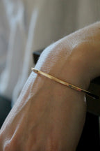 Brazalete abierto martillado