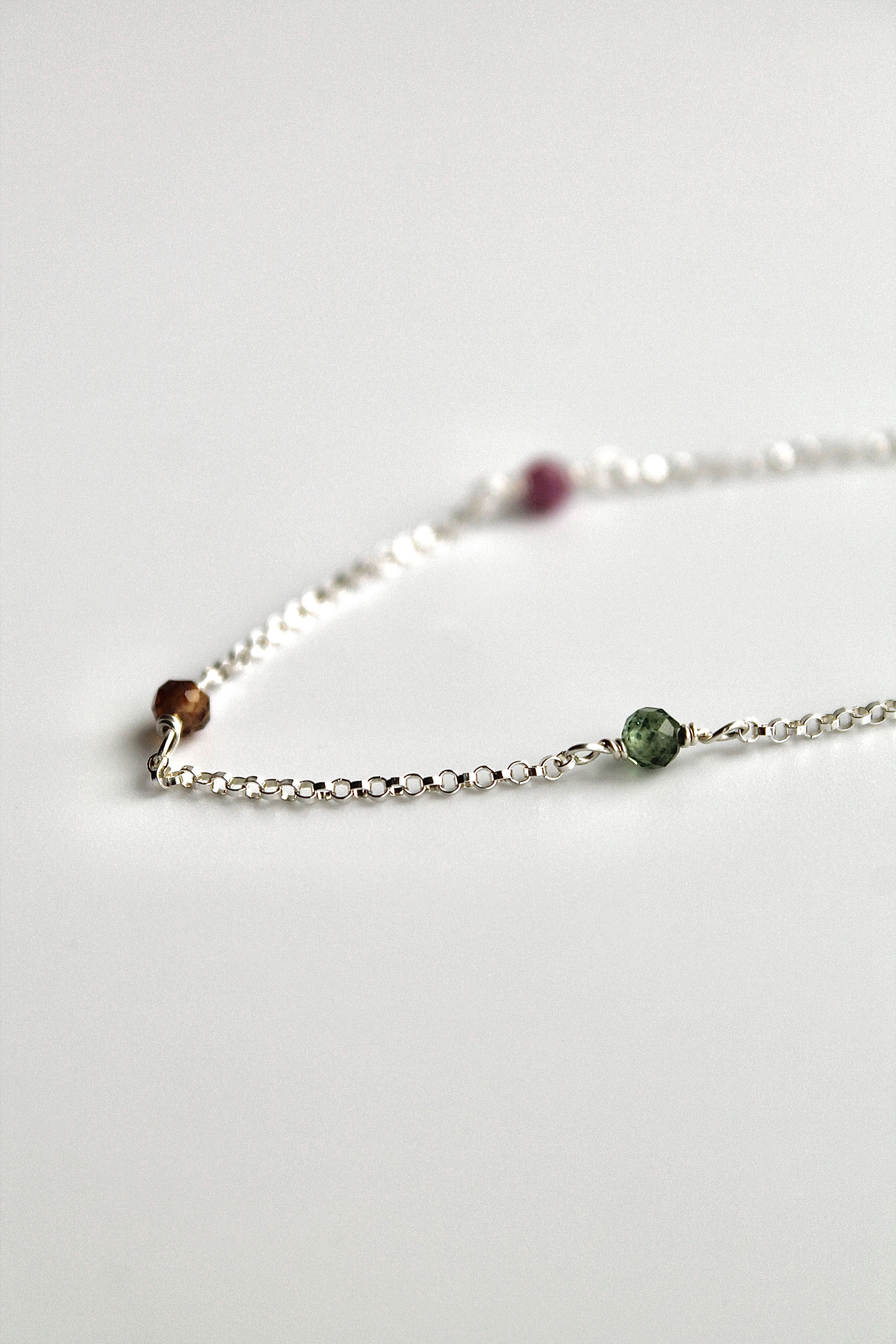 Pulsera con múltiples piedras de nacimiento: Turmalina (octubre) - Alineación