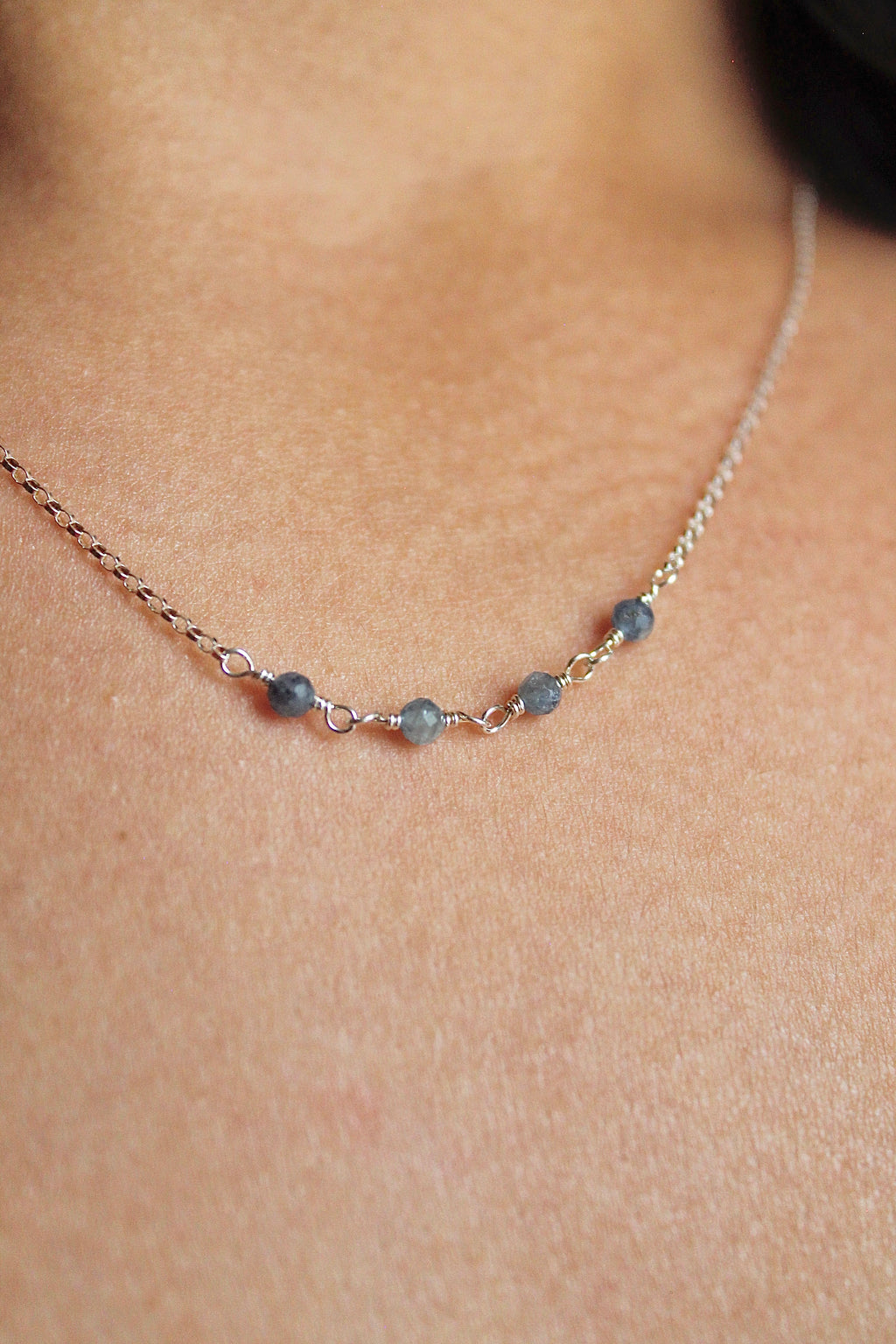 Collar con barra de piedra natal: Zafiro (septiembre) - Wisdom