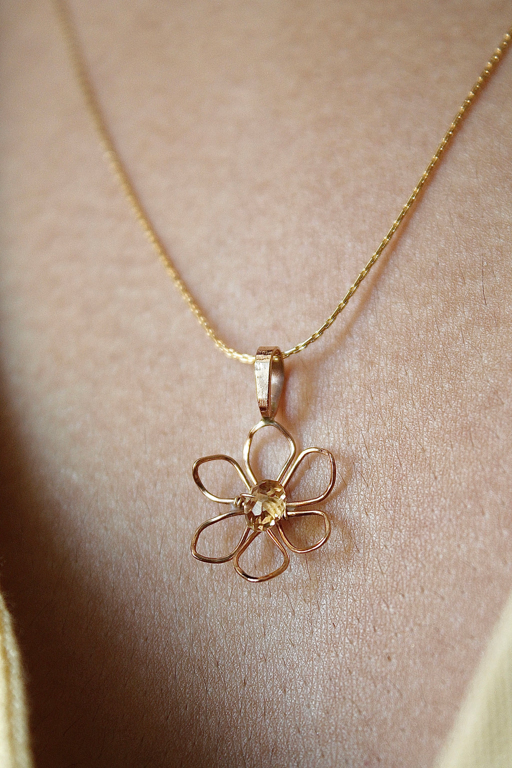 Collar con colgante de narciso y citrino