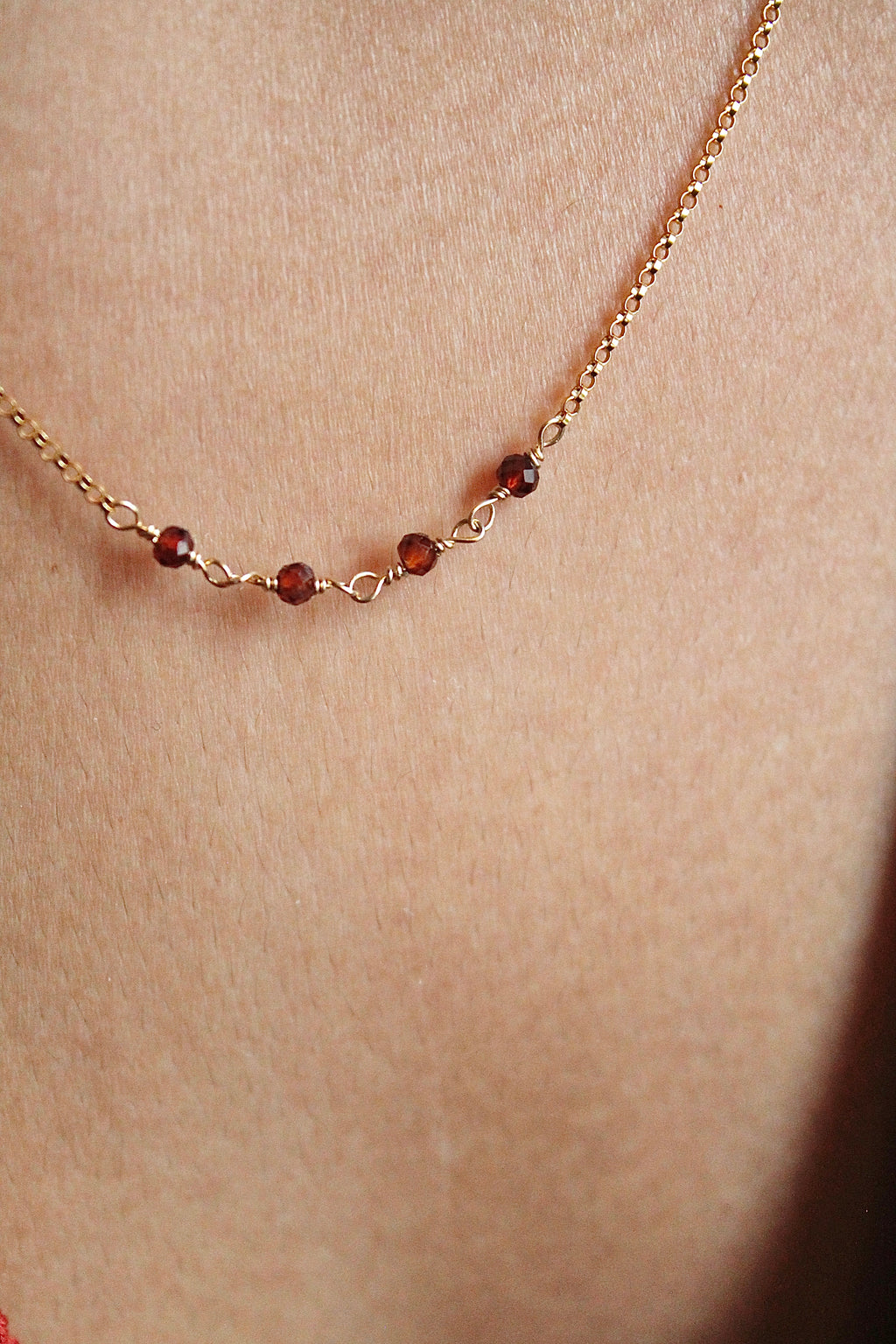 Collar con barra de piedra natal - Granate (enero) - Manifestación