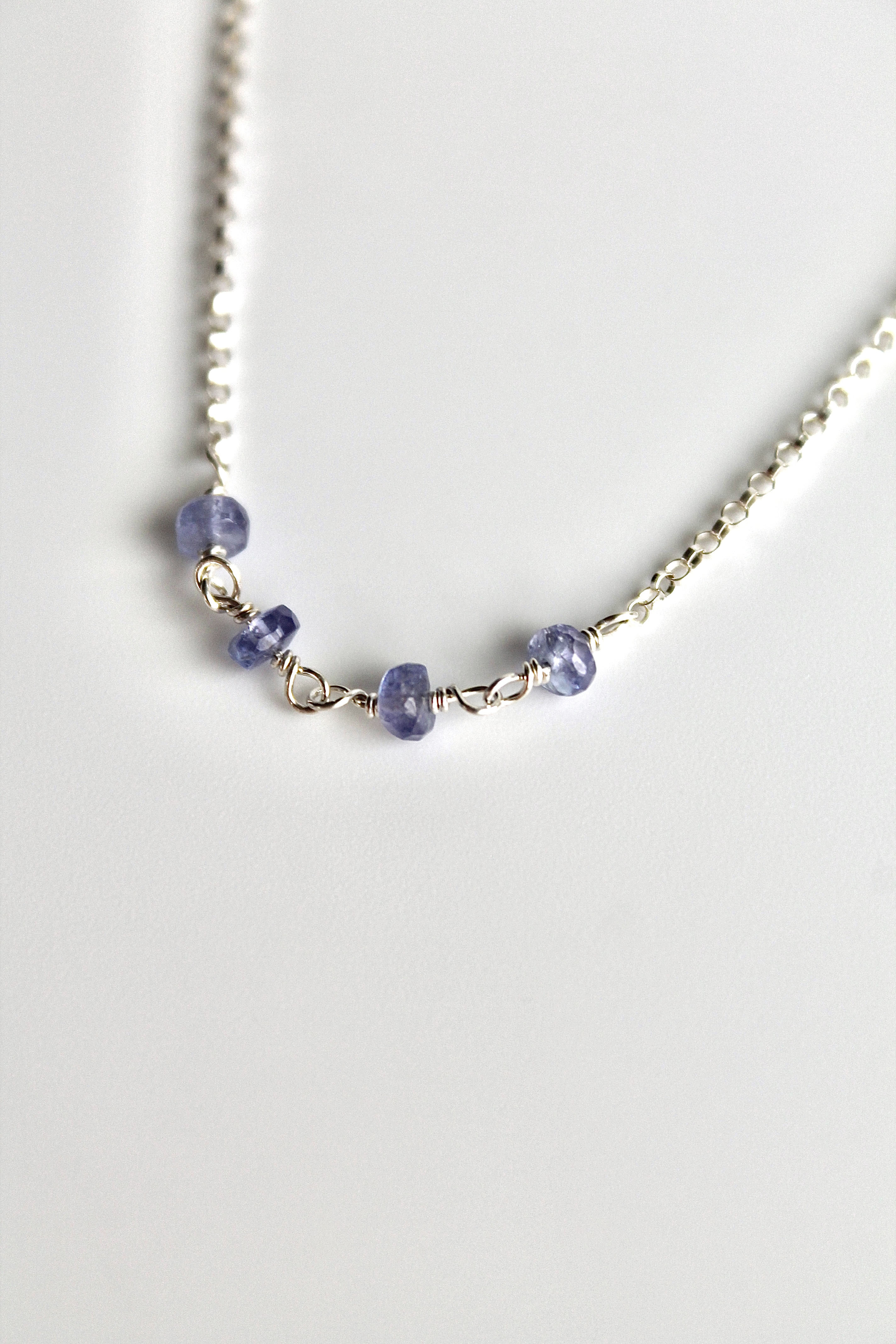 Collar con barra de piedra natal - Tanzanita (diciembre) - Iluminación