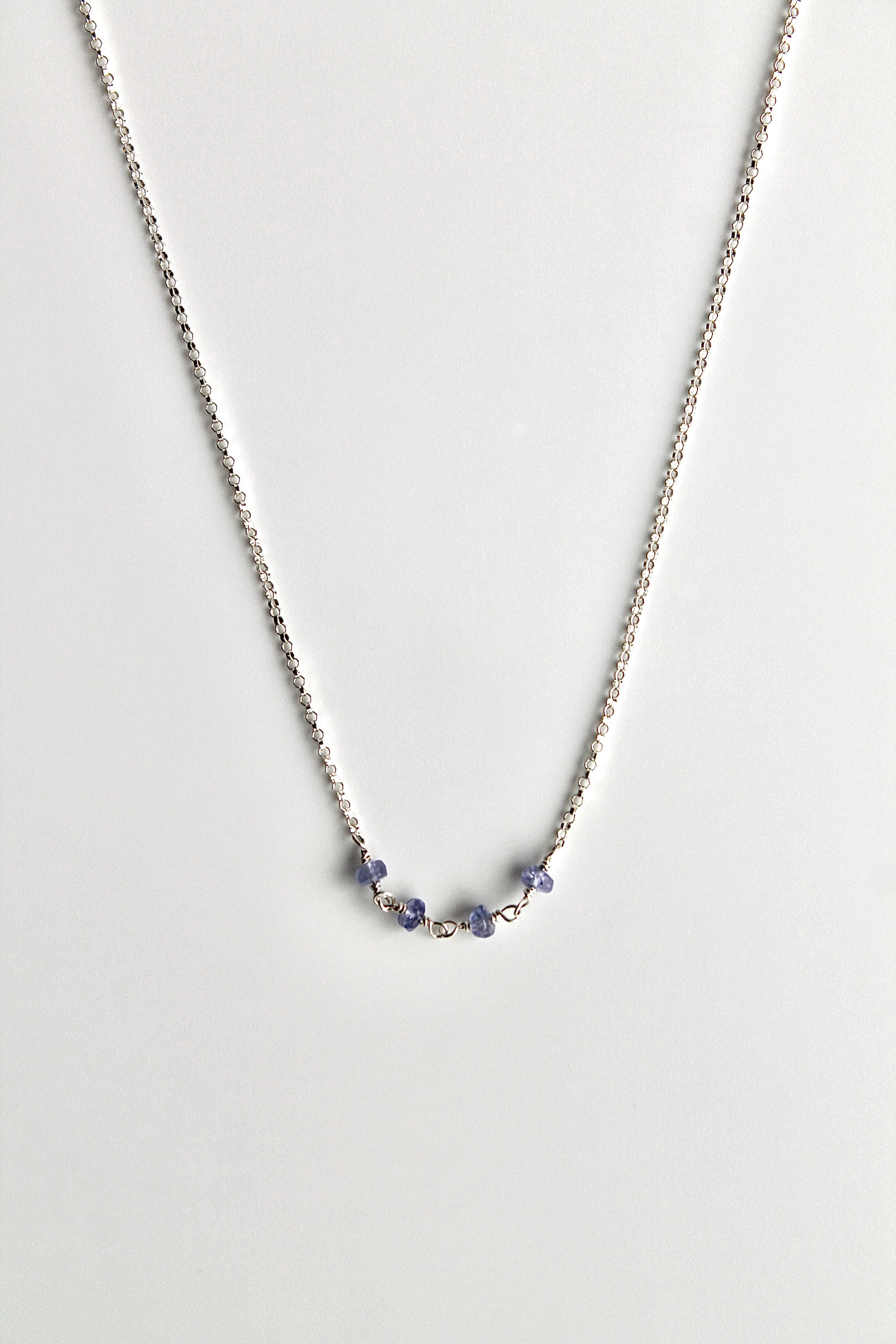 Collar con barra de piedra natal - Tanzanita (diciembre) - Iluminación