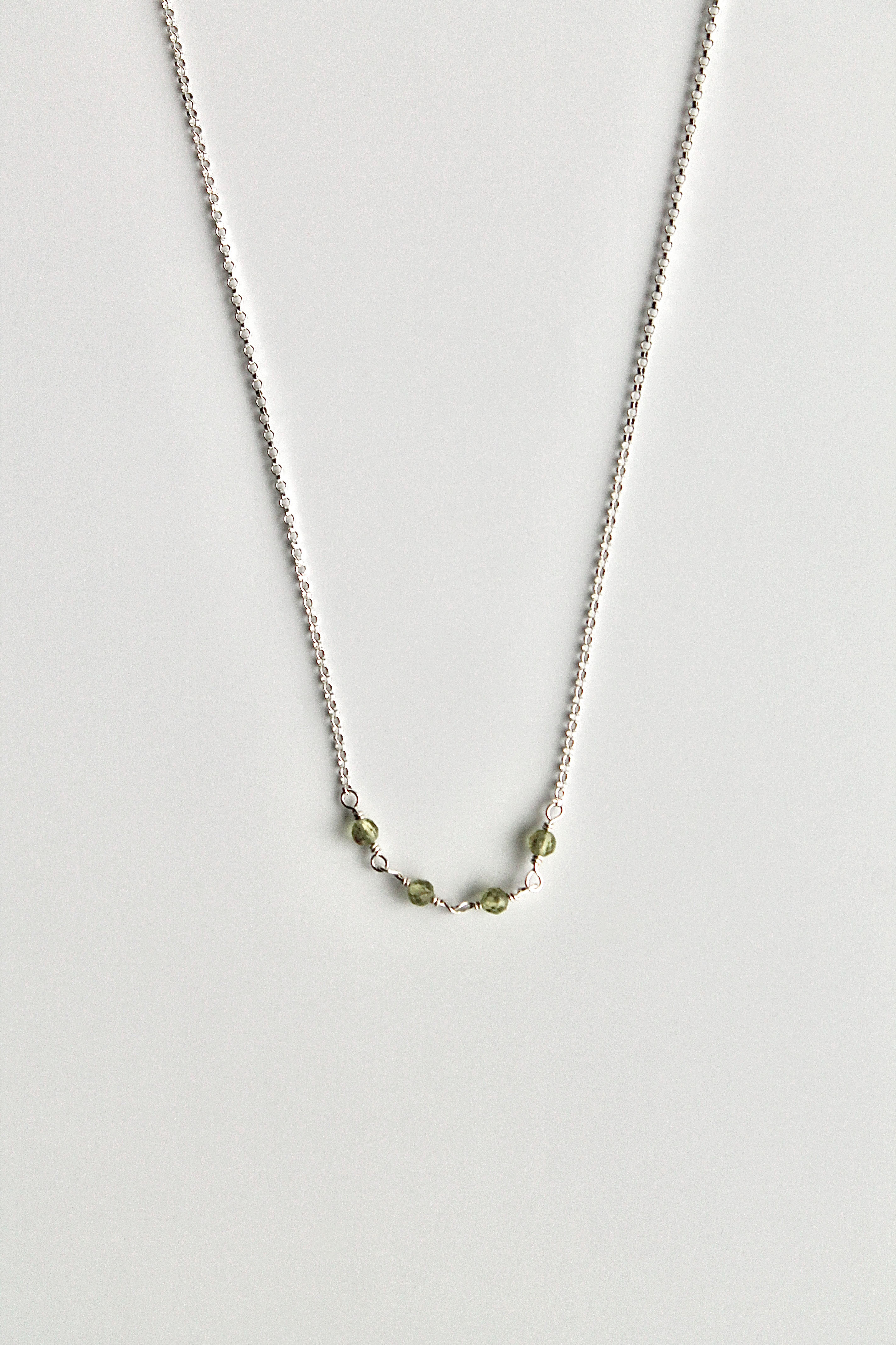 Collar con barra de piedra natal - Peridoto (agosto) - Buena fortuna