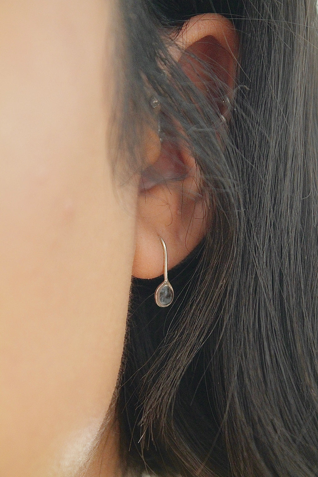 Enfile-aiguilles en résine « Averses d'avril »