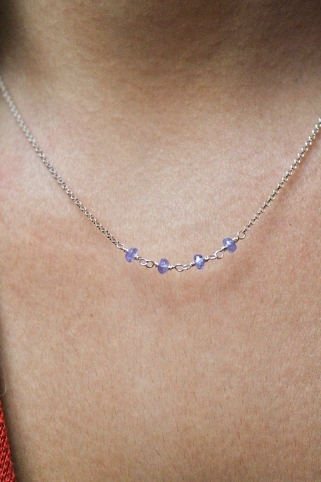 Collar con barra de piedra natal - Tanzanita (diciembre) - Iluminación