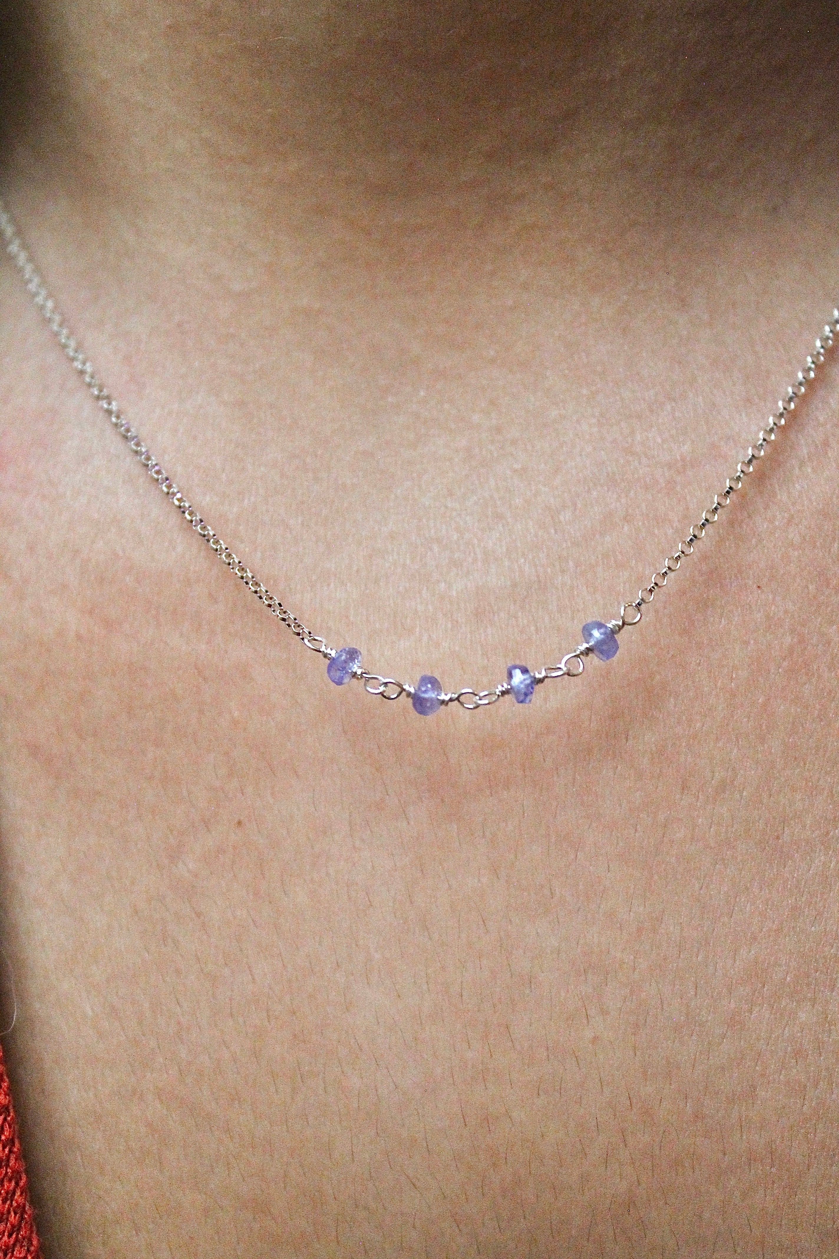 Collar con barra de piedra natal - Tanzanita (diciembre) - Iluminación