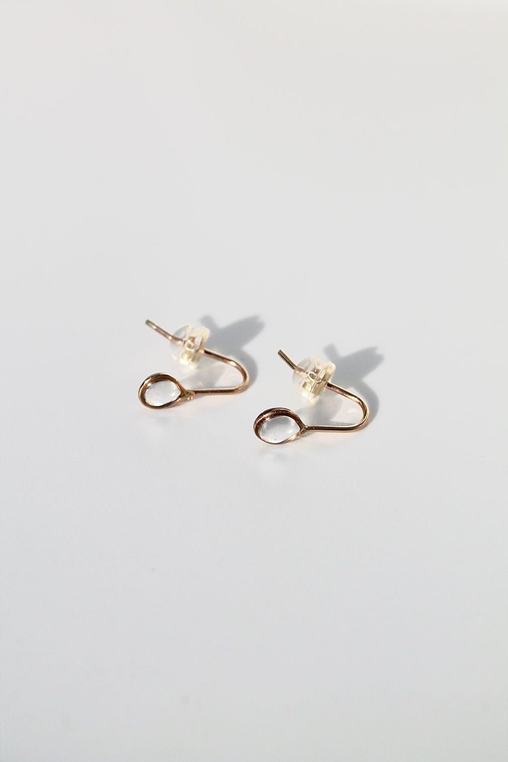 Enfile-aiguilles en résine « Averses d'avril »