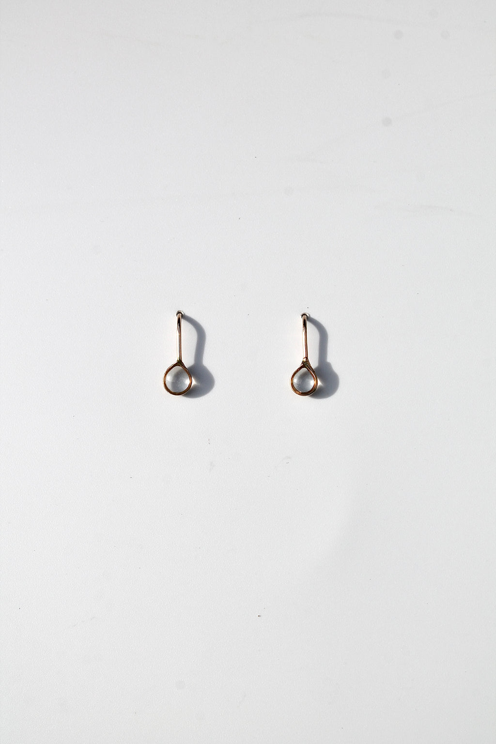 Enfile-aiguilles en résine « Averses d'avril »