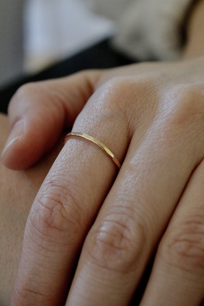 HAMMERED MINI BAND RING - 14K GOLD FILLED