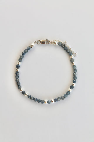 3mm sapphire gemstone silver bead bracelet overview on a white background